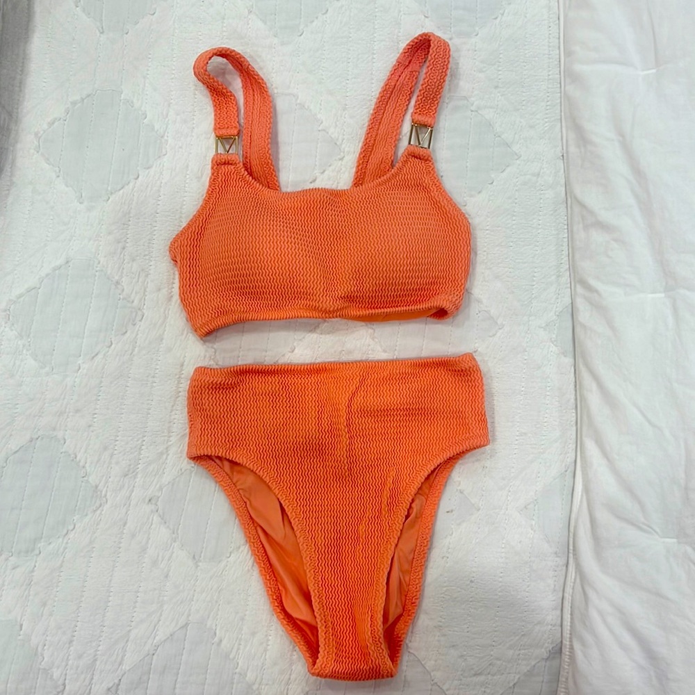 VS 2022 swimsuit! fits sizes xs-m, only wore once (didn’t like the fit on me)!
